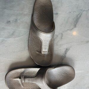 OluKai Women's Vario Metallic Gold Sandals